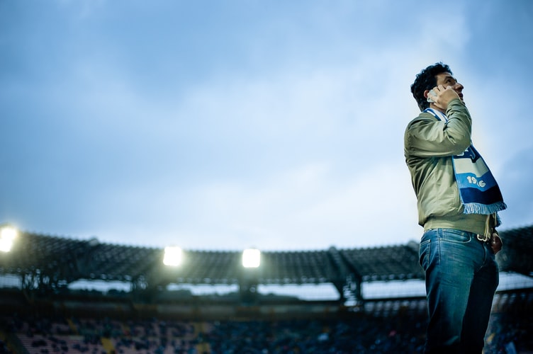 uomo al tel allo stadio.jpg